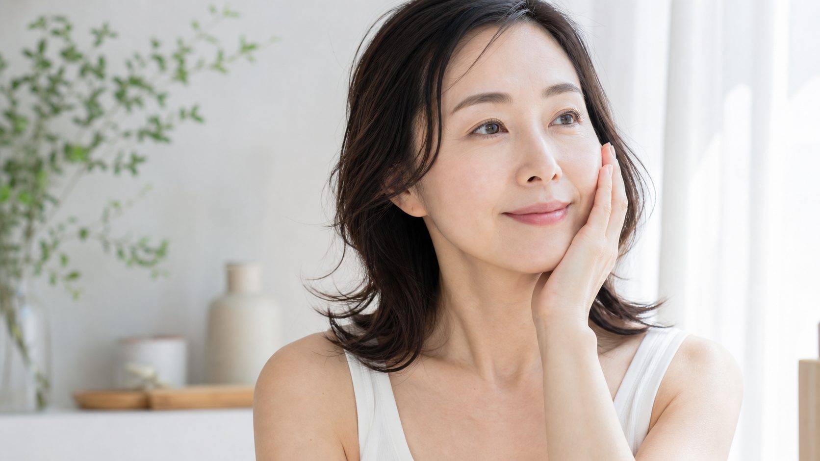 頬に手を当てる年齢肌世代の女性