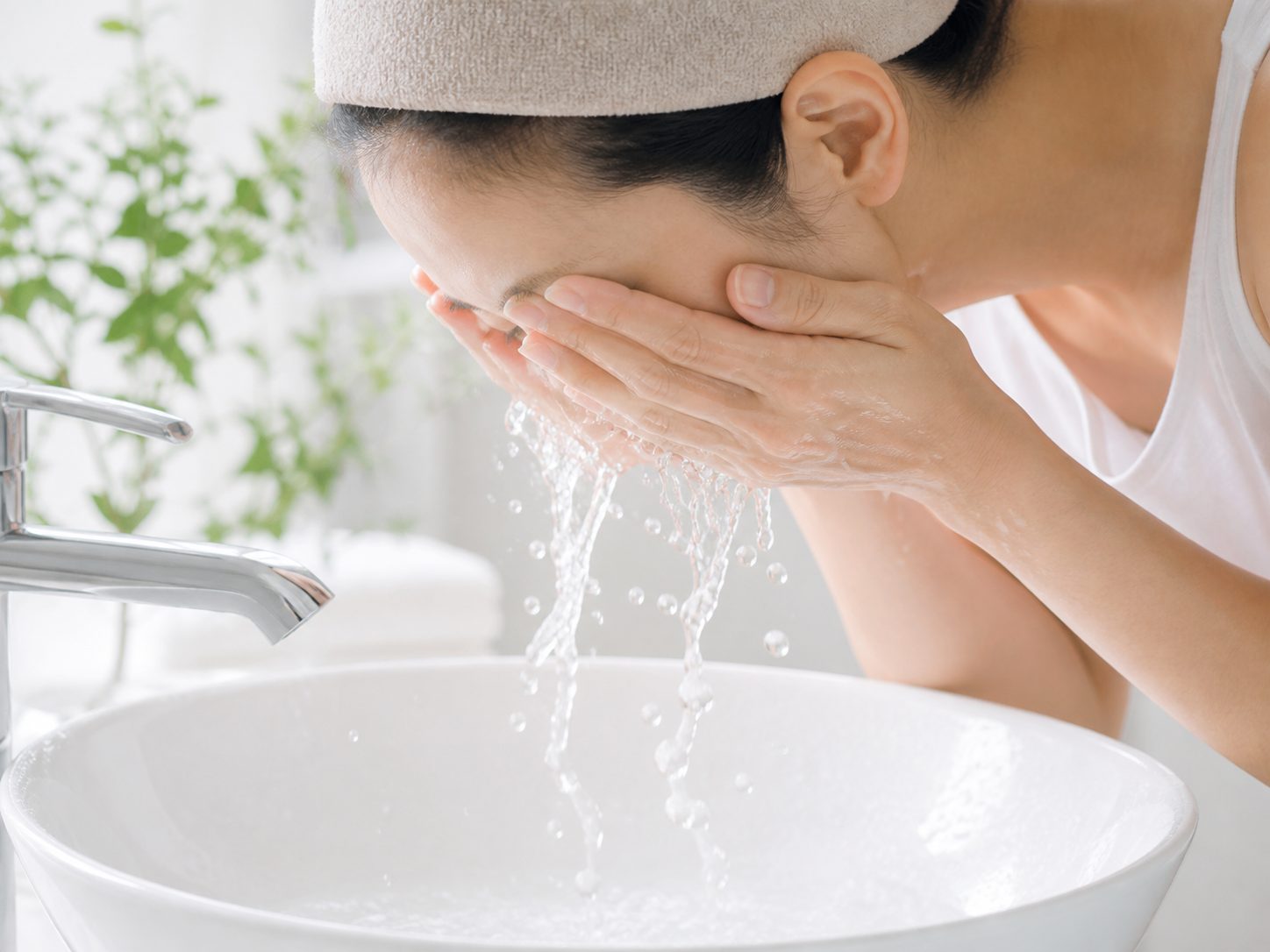 ぬるま湯で顔をすすぐ手元