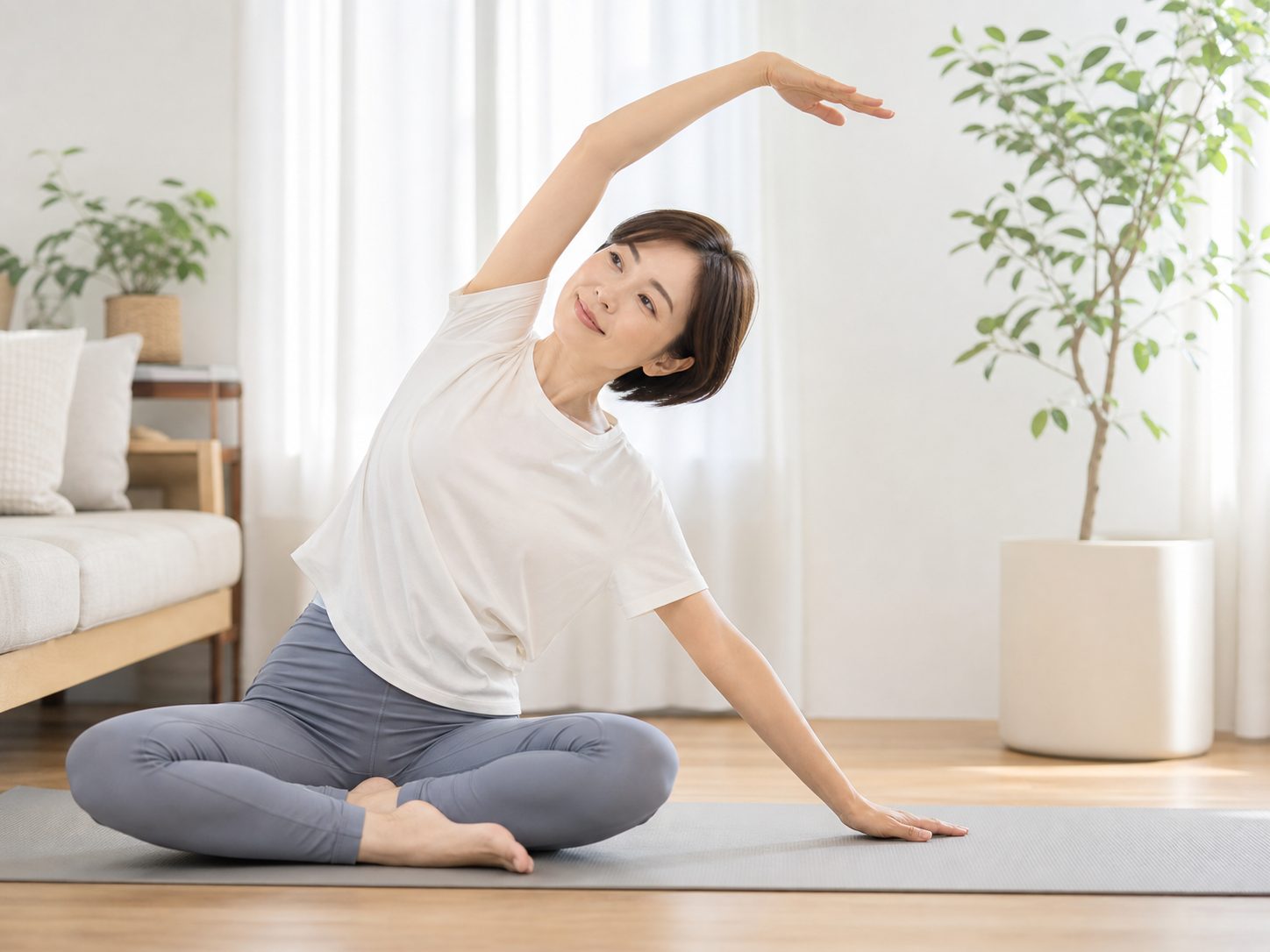 自宅でストレッチをする女性