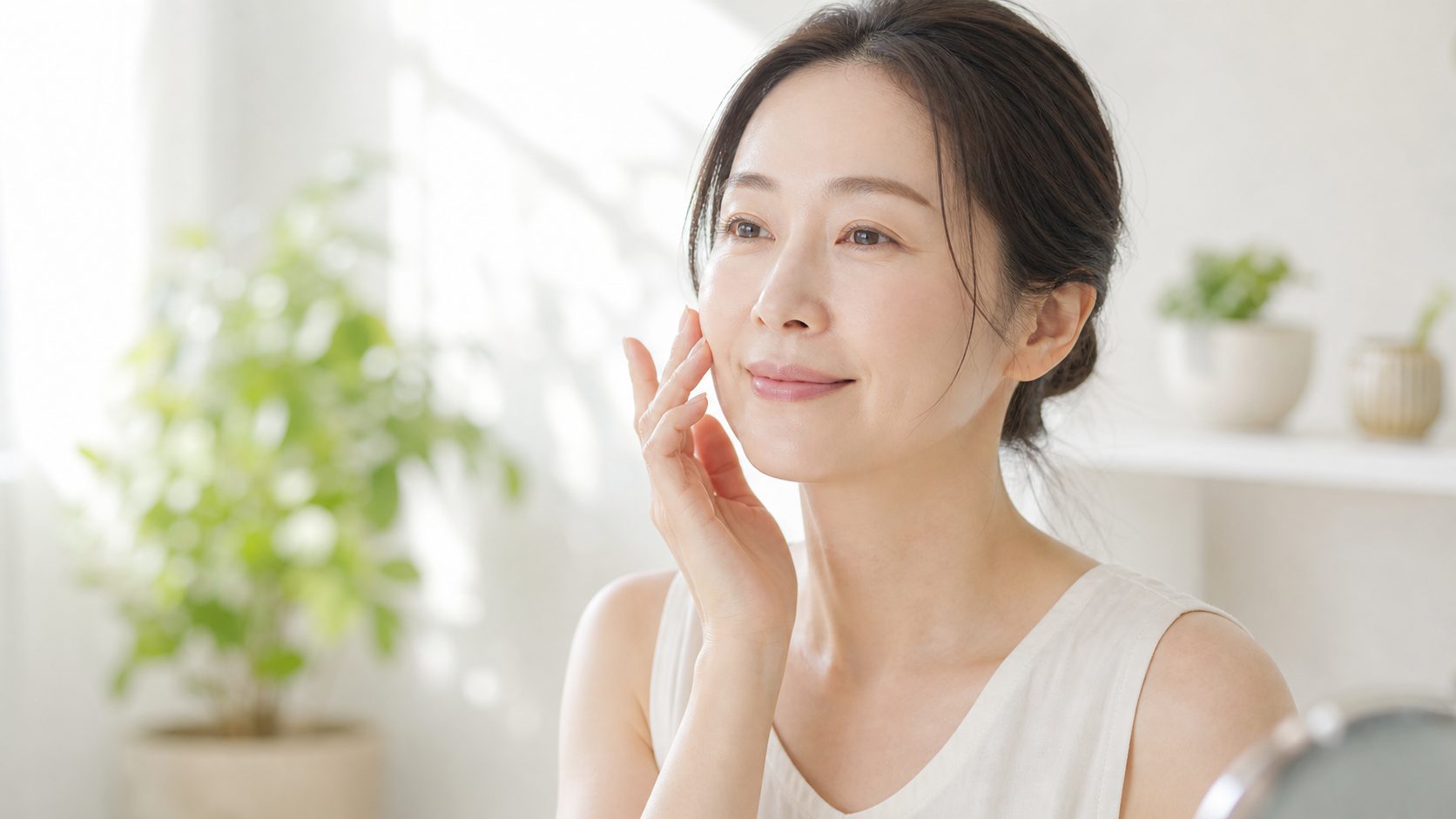 肌にやさしく触れる女性