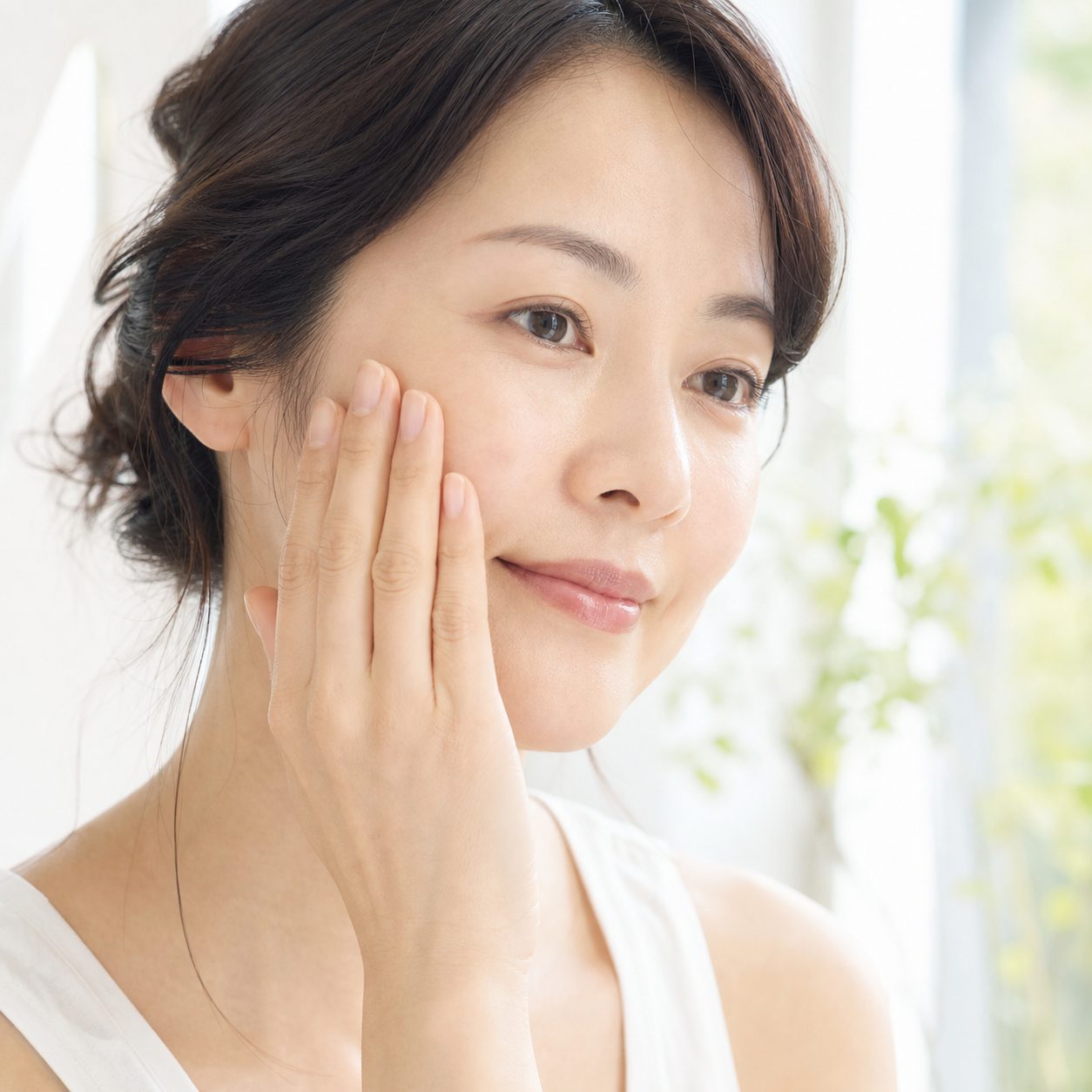 肌の様子を確かめる女性