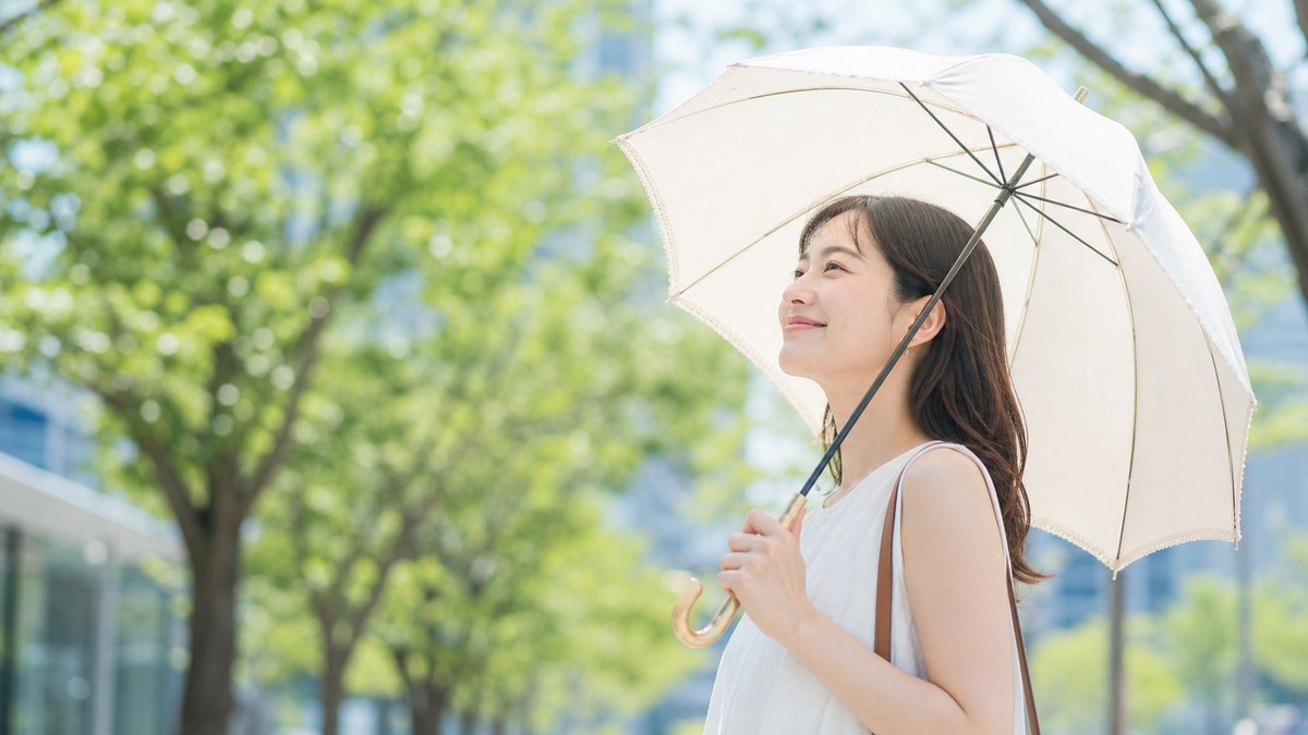 日傘をさす女性